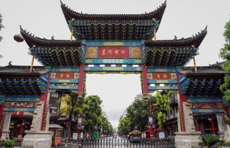 “恶人专业户”黄光亮：废屋当家，旧纸当被！后逆袭当电影老板